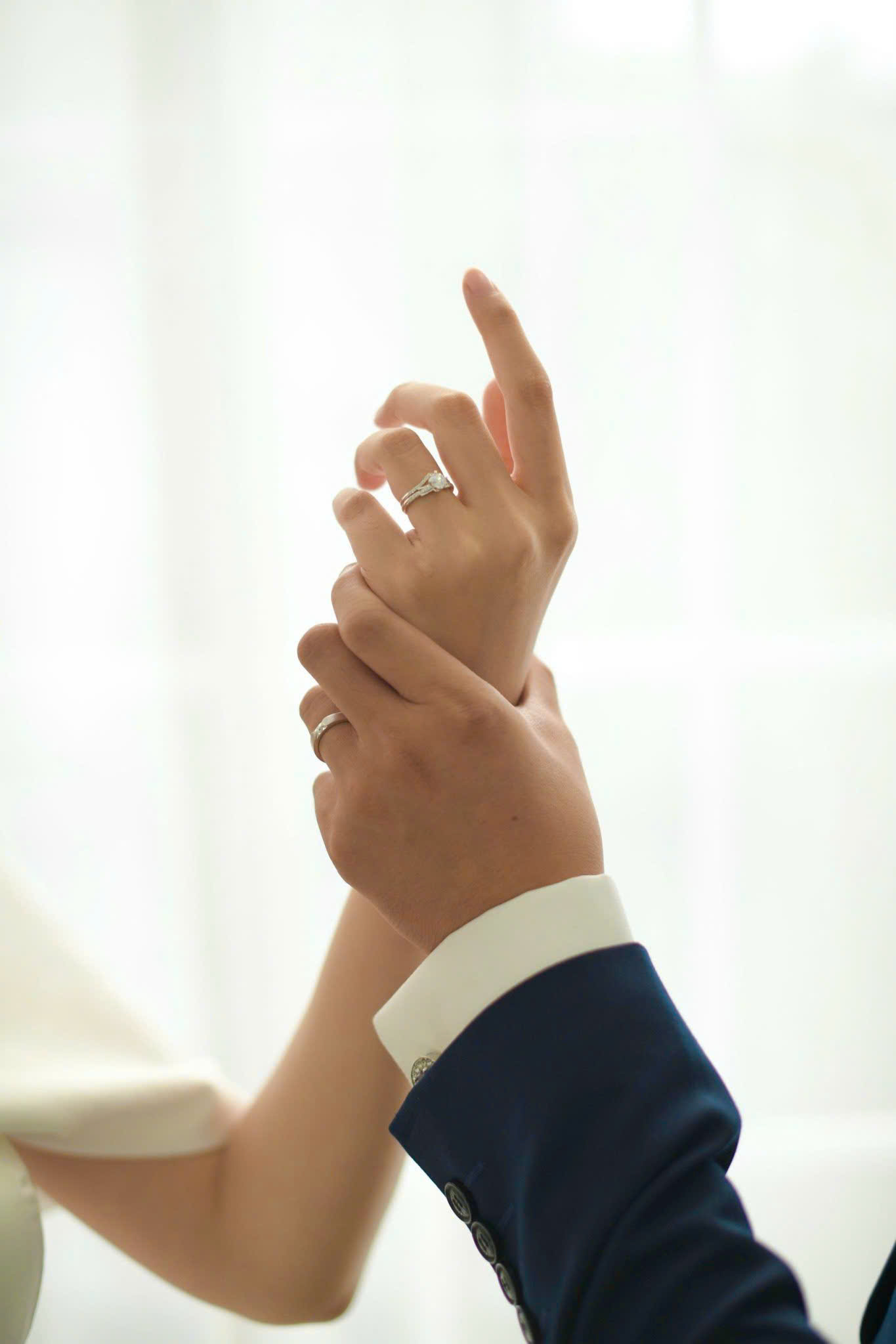 Is it a problem if a wedding ring loses its stone? 