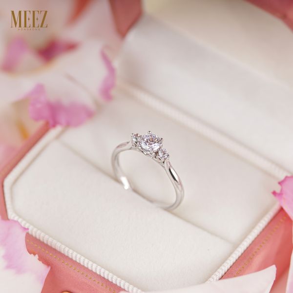 Tips for buying an engagement ring online safely