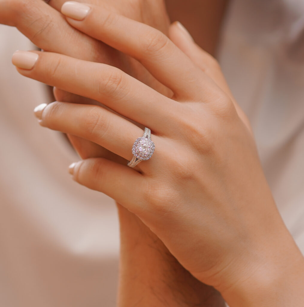 Nhẫn cầu hôn kim cương