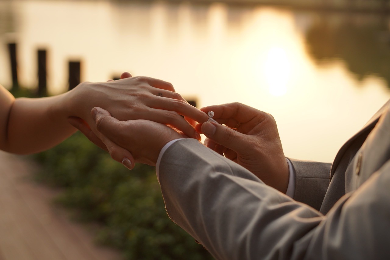 Nhẫn cầu hôn đeo ngón tay nào