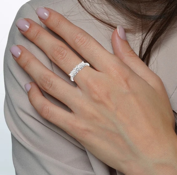 Nhẫn Kim Cương 5 Hột: Quà Tặng Ý Nghĩa Cho Người Thân Yêu
