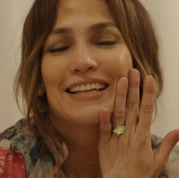 Chiếc nhẫn kim cương xanh của Jennifer Lopez