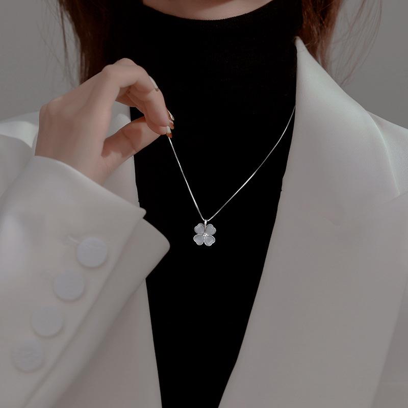 Vòng cổ cỏ 4 lá - Biểu tượng may mắn và phong cách vintage