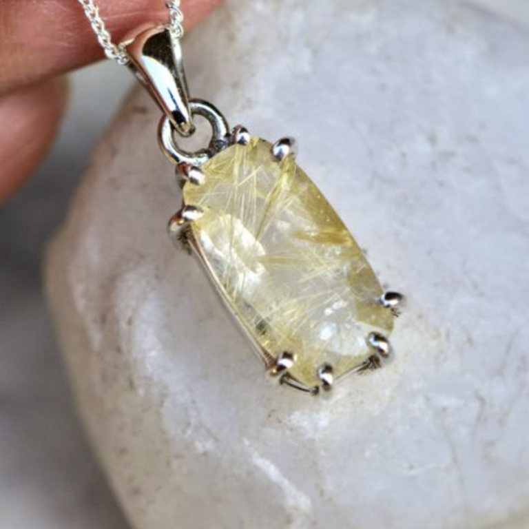 Charm thạch anh tóc vàng: tinh hoa đến từ thiên nhiên