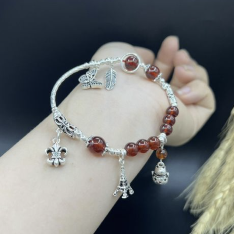 Làm thế nào để chọn vòng đá mix charm bạc phù hợp với bạn
