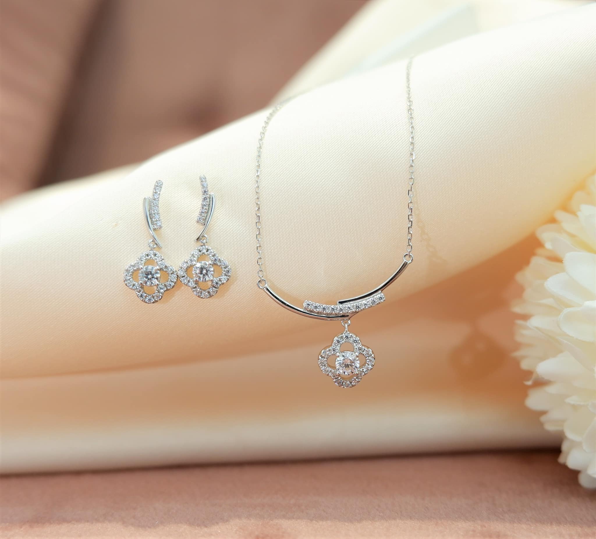Bộ vàng trắng nét đẹp tinh khôi sang trọng và thanh lịch