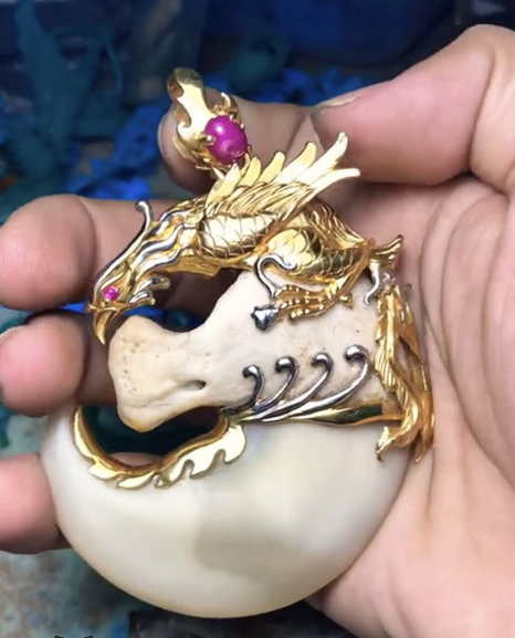 Dây chuyền móng hổ biểu tượng của sức mạnh và uy quyền