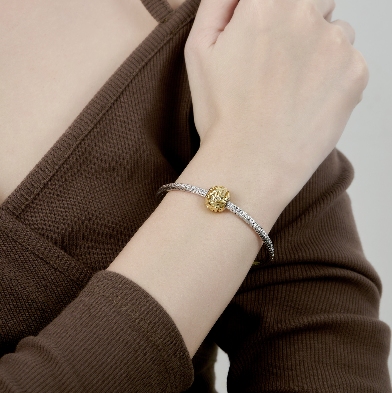 Dây đeo charm vàng: phụ kiện hoàn hảo tôn vinh vẻ đẹp và cá tính