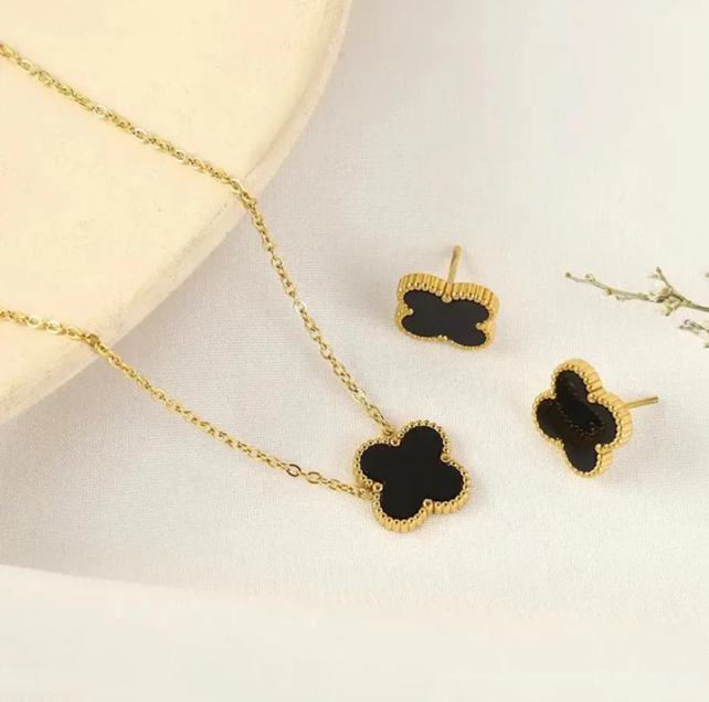 Mặt dây chuyền cỏ 4 lá màu đen biểu tượng của sự may mắn đến ý nghĩa phong thủy 1