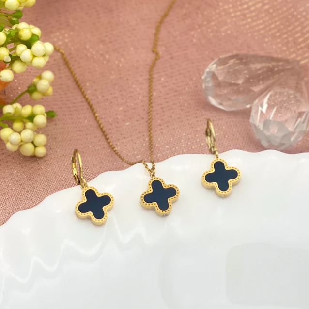 Mặt dây chuyền cỏ 4 lá màu đen biểu tượng của sự may mắn đến ý nghĩa phong thủy