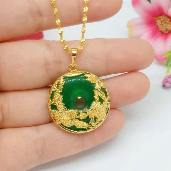 Mặt dây chuyền đồng điếu bọc vàng biểu trưng cho sự vĩnh cửu và thịnh vượng