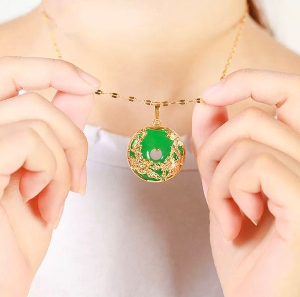 Mặt dây chuyền đồng điếu bọc vàng biểu trưng cho sự vĩnh cửu và thịnh vượng