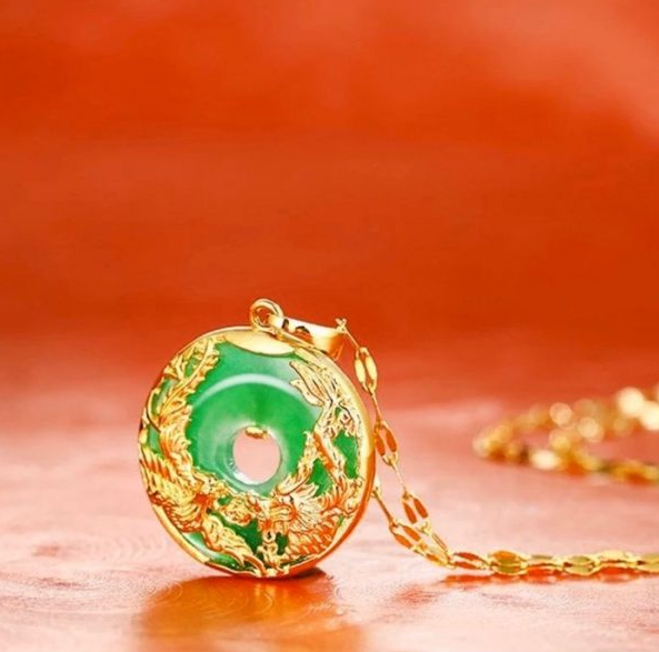 Mặt dây chuyền đồng điếu bọc vàng biểu trưng cho sự vĩnh cửu và thịnh vượng