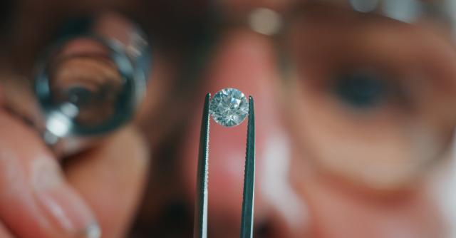 Cách phân biệt giữa nhẫn kim cương nhân tạo và tự nhiên