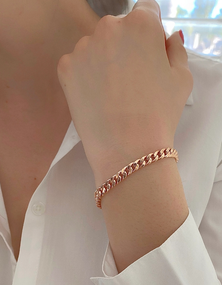 Cách kết hợp lắc tay xích với trang phục và phụ kiện khác