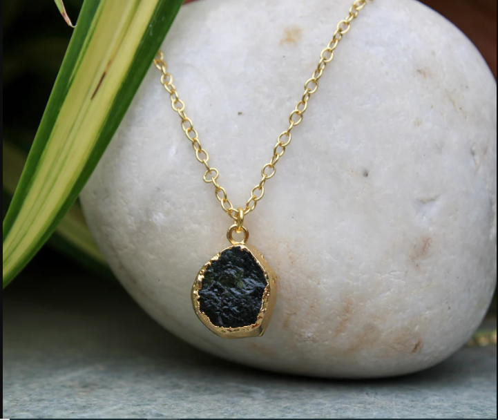 Mặt dây chuyền đá tourmaline sự hòa hợp của sắc màu và phong thủy