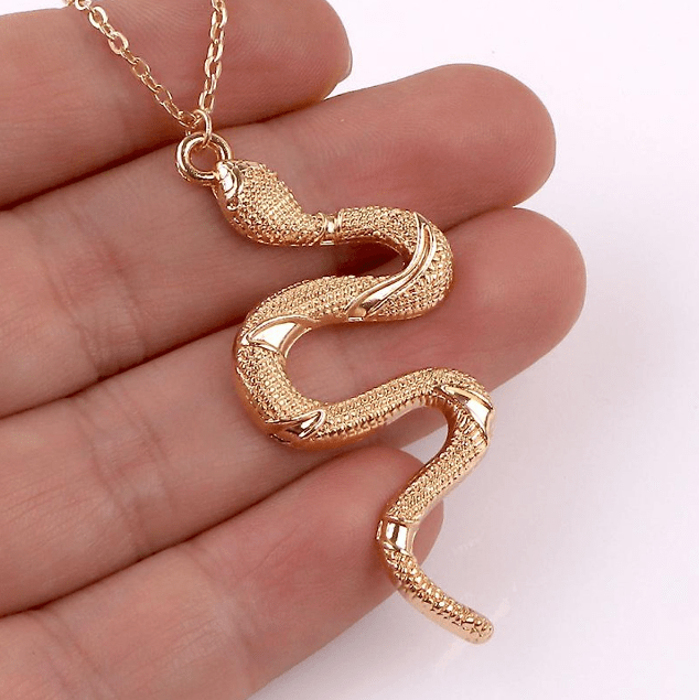 Mặt dây chuyền hình con rắn gợi lên sự quyến rũ, bí ẩn và mạnh mẽ