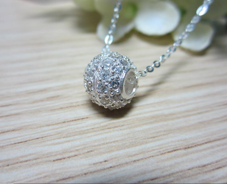 Mặt dây chuyền hình quả cầu thể hiện bản thân và nâng cao giá