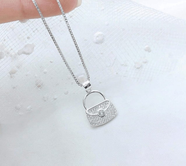 Mặt dây chuyền hình túi xách món trang sức độc đáo, thu hút sự
