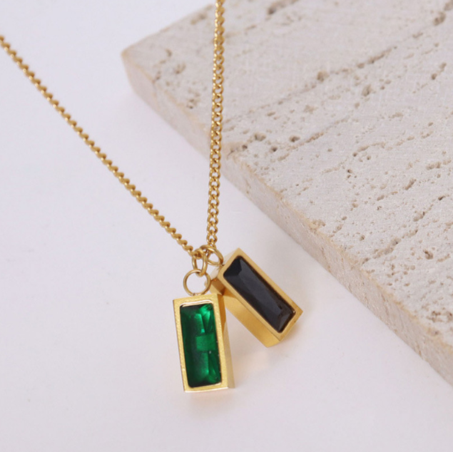 Mặt dây chuyền ngọc lục bảo biểu tượng của sự sang trọng và thanh khiết