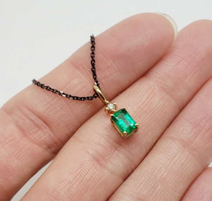 Mặt dây chuyền ngọc lục bảo biểu tượng của sự sang trọng và thanh khiết