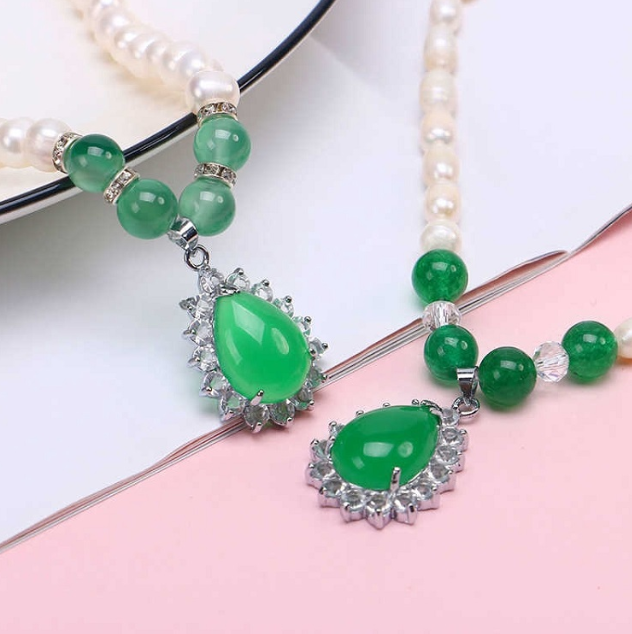 Mặt dây chuyền ngọc lục bảo biểu tượng của sự sang trọng và thanh khiết