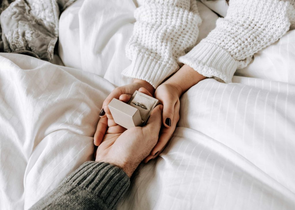 Nhẫn đính hôn giá bao nhiêu? Những mẫu nhẫn đính hôn được yêu thích nhất tại MEEZ