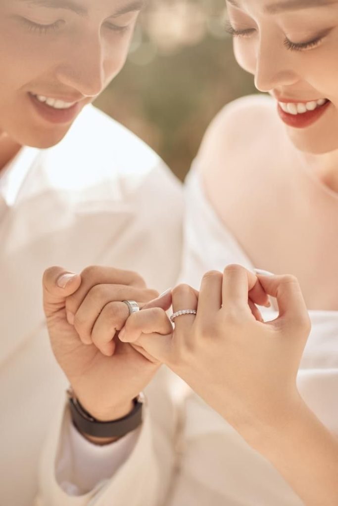 Tham khảo 5 ý tưởng chụp ảnh tay đeo nhẫn cưới đẹp nhất
