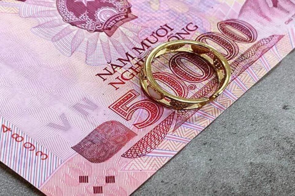 Cách đo size nhẫn đơn giản bằng tiền mặt