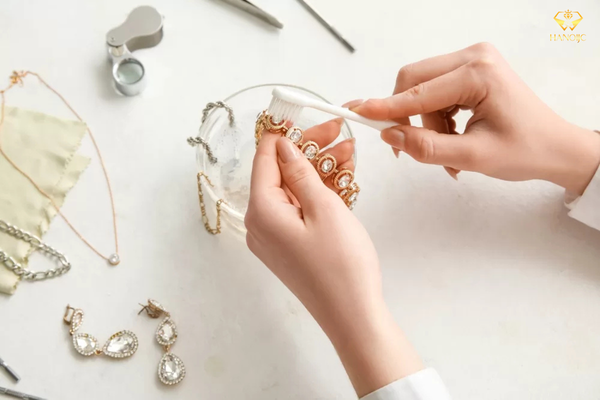 Simple Ways to Make White Gold Shine at Home